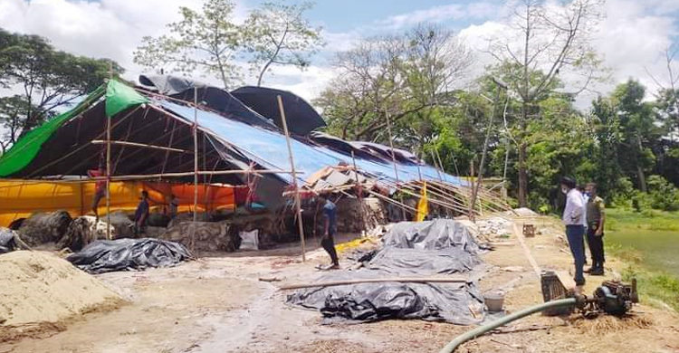 বোয়ালখালীতে খোলা জায়গায় চামড়া মজুত, দ্রুত সরানোর নির্দেশ