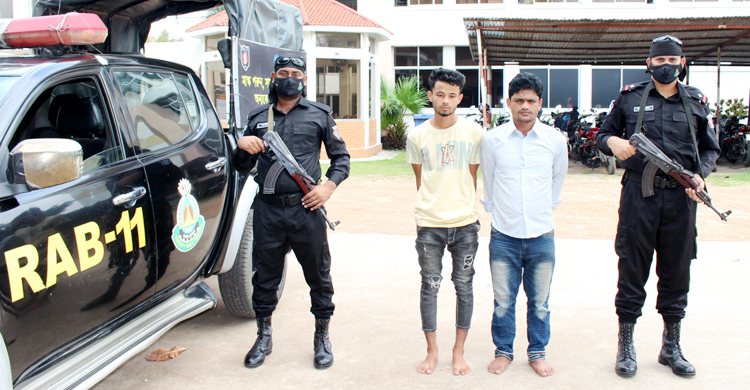 নারায়ণগঞ্জে জুতার ভেতর ইয়াবা পাচারের সময় গ্রেফতার ২