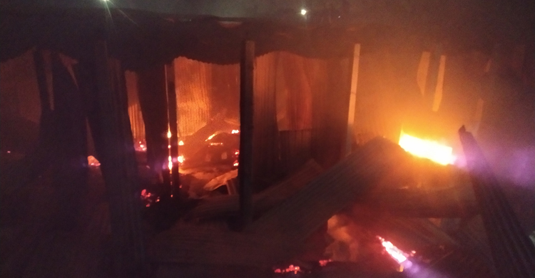 নারায়ণগঞ্জে আগুনে ৩৬ বসতঘর পুড়ে ছাই