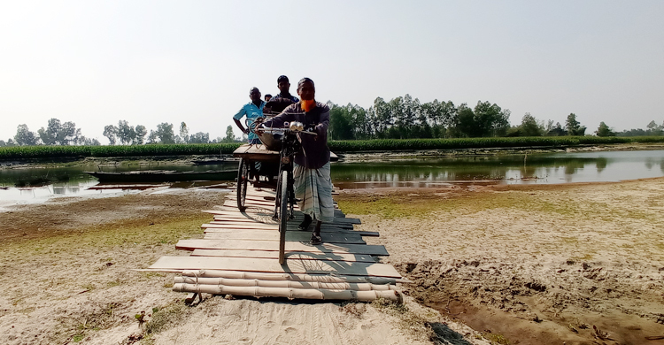 বর্ষায় ভরসা নৌকা, শুকনো মৌসুমে নড়বড়ে সাঁকো