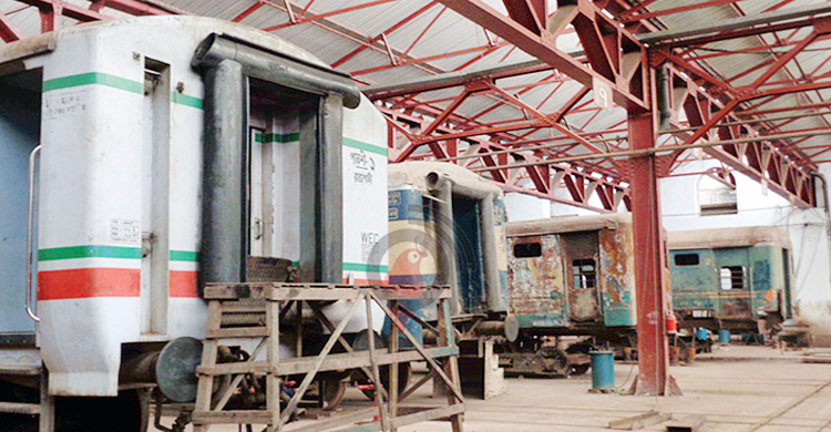 দেড় মাস ধরে ট্রেনের বগি কারখানায়, দুর্ভোগে যাত্রীরা