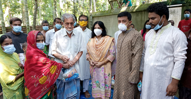 গরুর সব মাংস বিলিয়ে দিলেন অসহায়দের মাঝে
