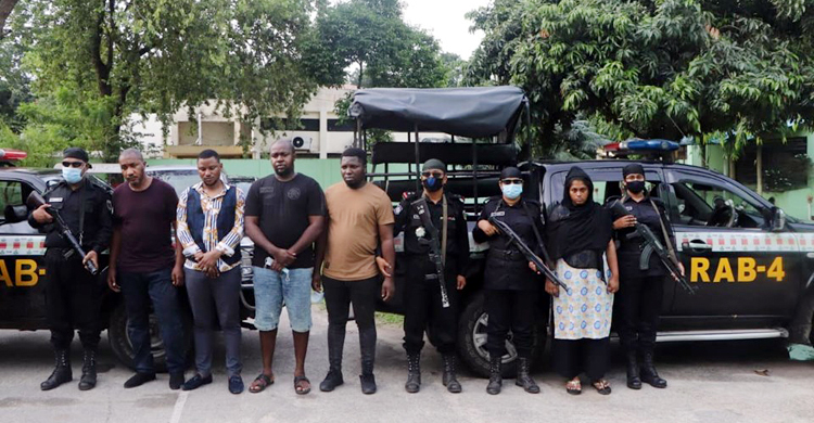 বন্ধুত্বের পর উপহারের নামে অর্থ আত্মসাৎ : চার নাইজেরিয়ানসহ আটক ৫