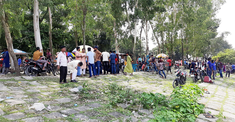 ঈদের পরদিন তিস্তা পাড়ে দর্শনার্থীদের ঢল, জমেছে অস্থায়ী বাজার