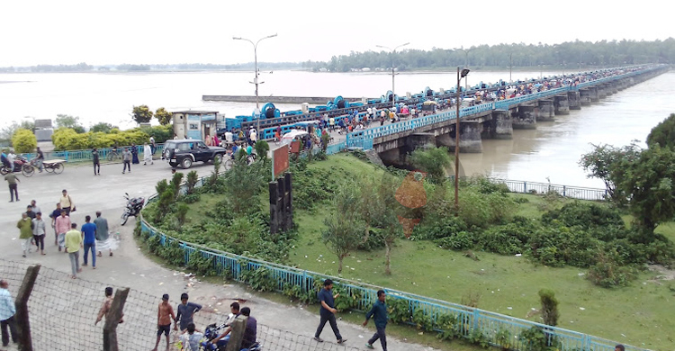 তিস্তাপাড়ে উৎসুক জনতার ভিড়