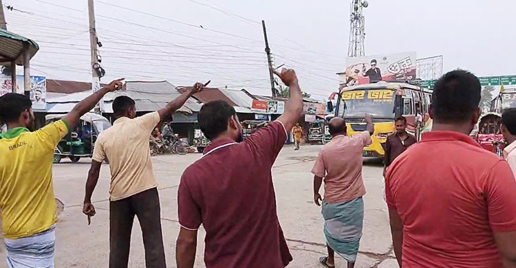 নীলফামারীর এক রুটে বাস চলাচল হঠাৎ বন্ধ, বিপাকে যাত্রীরা