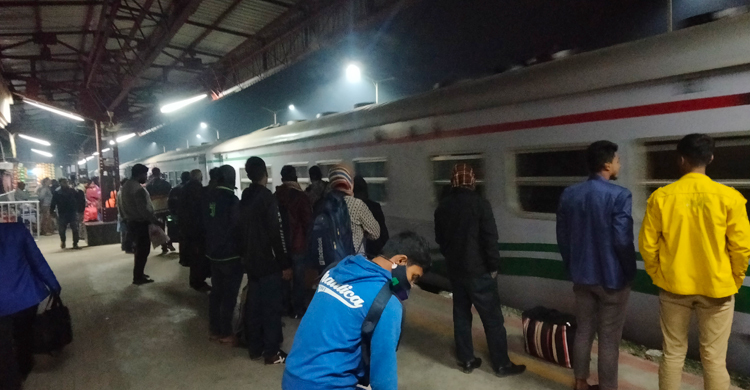 ছাড়েনি নীলসাগর এক্সপ্রেস, কয়েকশ যাত্রীর ভোগান্তি