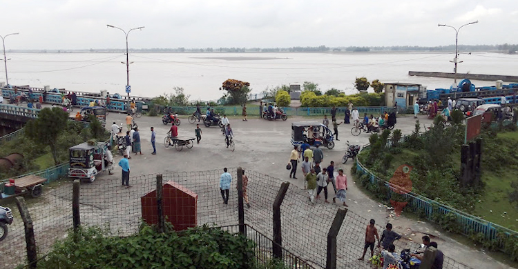 তিস্তাপাড়ে উৎসুক জনতার ভিড়