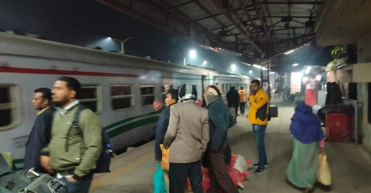 ছাড়েনি নীলসাগর এক্সপ্রেস, কয়েকশ যাত্রীর ভোগান্তি