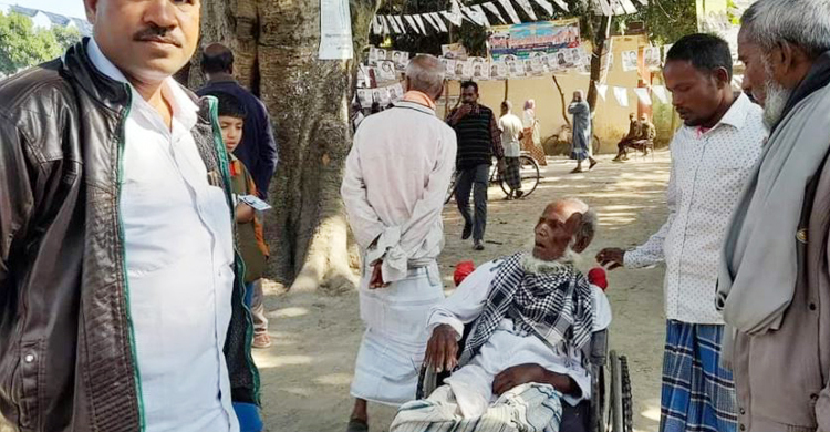 হুইলচেয়ারে চড়ে ভোট দিলেন শতবর্ষী আব্দুর রহমান
