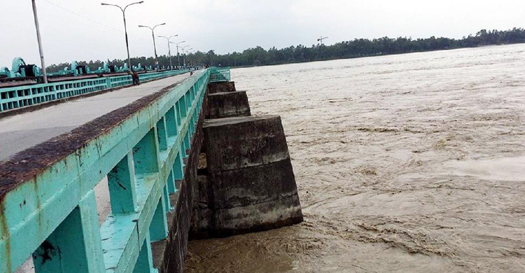 বিপৎসীমার ওপর দিয়ে প্রবাহিত হচ্ছে তিস্তার পানি