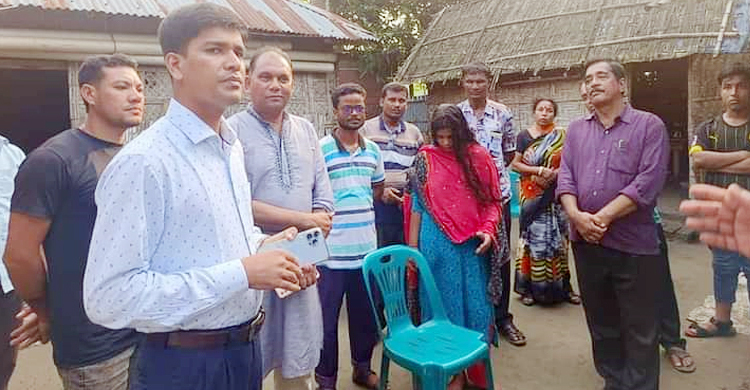 বাবার মরদেহ বাড়িতে রেখে পরীক্ষা দিলো নমিতা