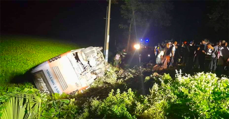 মোটরসাইকেলে ধাক্কা দিয়ে খাদে বাস, যুবক নিহত