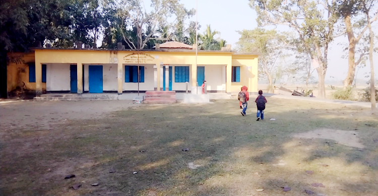 দেরিতে এলেন শিক্ষকরা, ফিরে গেলো শিক্ষার্থীরা