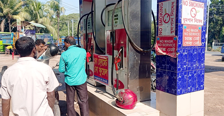 নির্দেশনা না মেনে পাম্পে রাখা হেলমেট ধার নিয়ে তেল কিনছে চালকরা