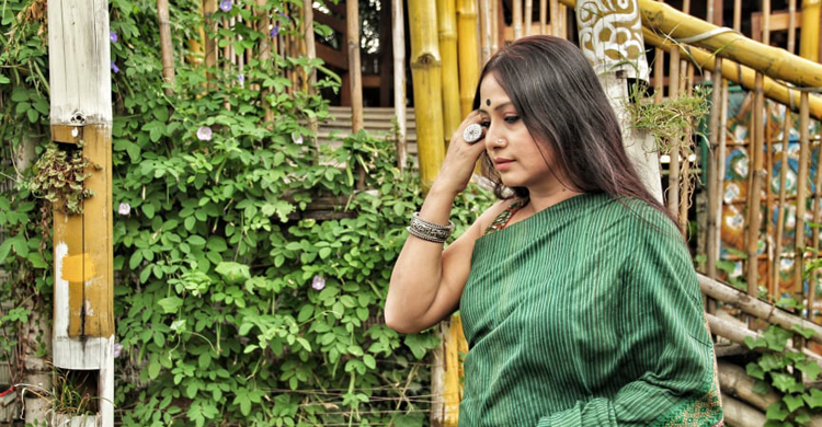 কলকাতা থেকে ঢাকায় এসে গান প্রকাশ করলেন নীলা মুখার্জি