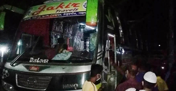 নীলফামারীতে ঢাকাগামী বাস আটক, যাত্রীদের পৌঁছে দেয়া হলো বাড়িতে