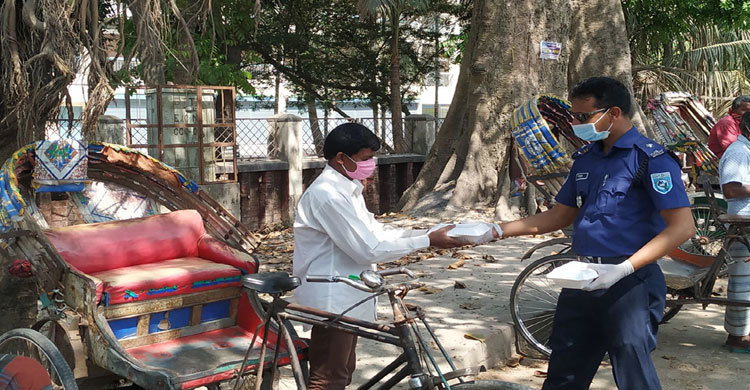 ছেলের জন্মদিনের খাবার খাওয়ালেন রিকশা ও ভ্যানচালকদের