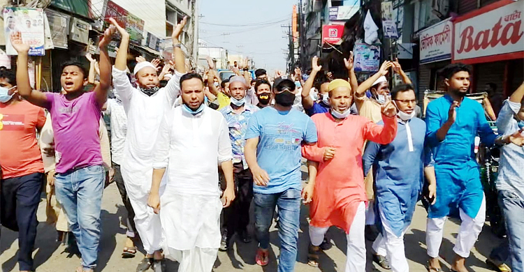 লকডাউন বন্ধে ব্যবসায়ীদের বিক্ষোভ, ১৩ প্রতিষ্ঠানকে জরিমানা