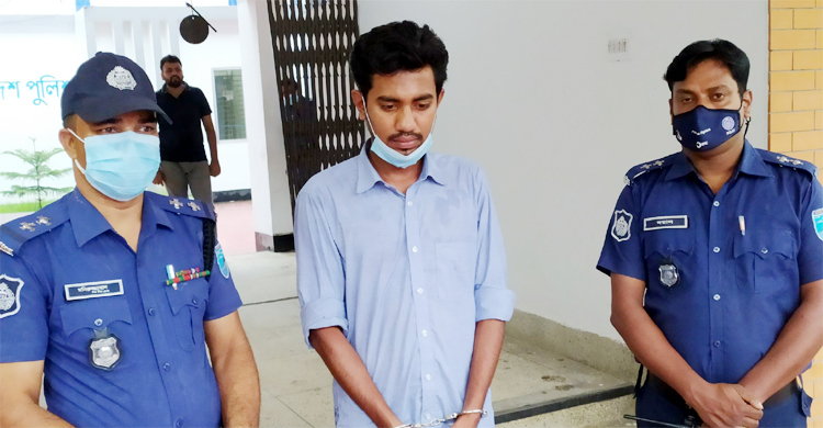 চিকিৎসক পরিচয়ে শতাধিক মেয়ের সঙ্গে চ্যাটিং, অবশেষে ধরা