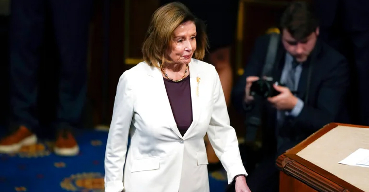 নেতৃত্ব থেকে সরে দাঁড়ালেন ন্যান্সি পেলোসি