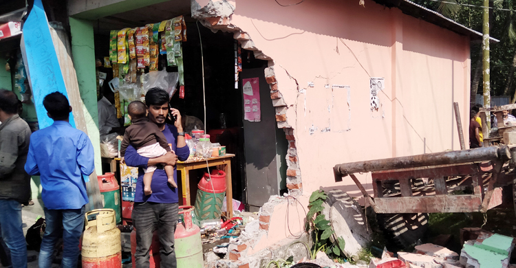 দেওয়াল ভেঙে দোকানে ট্রাক্টর, প্রাণ গেলো বৃদ্ধের