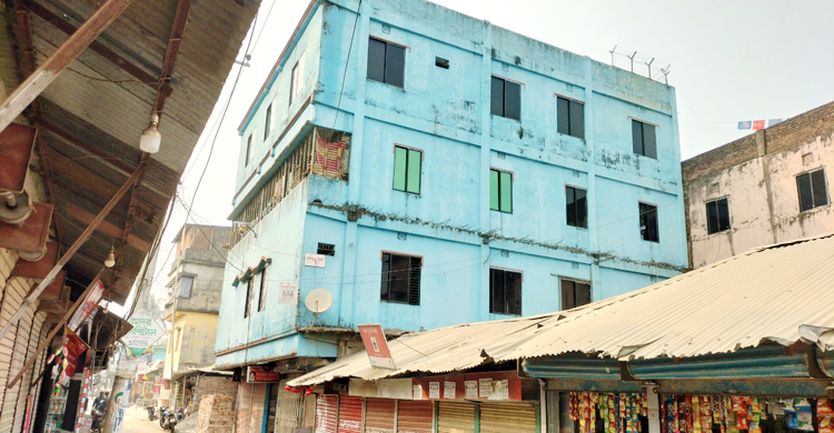 দেড়মাস ধরে হেলে আছে ভবন, আতঙ্কে এলাকাবাসী