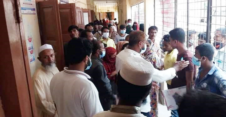 ট্রাকের ধাক্কায় প্রাণ হারালেন অন্তঃসত্ত্বা নারী