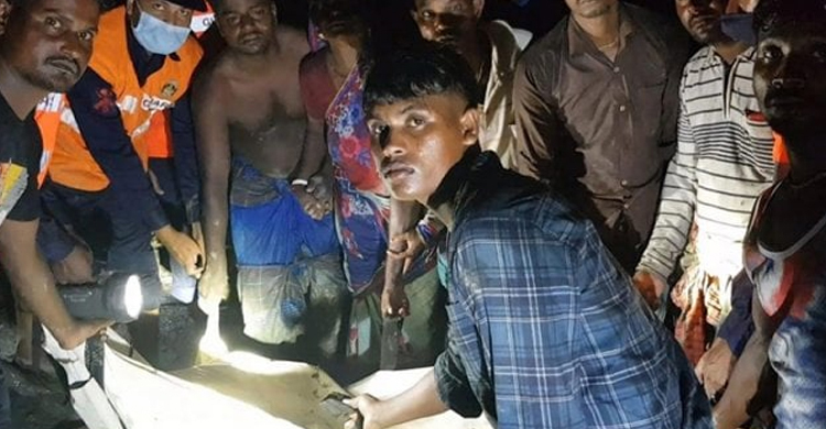 মেঘনায় মাছ ধরার ট্রলার ডুবে নিখোঁজ জেলের মরদেহ উদ্ধার
