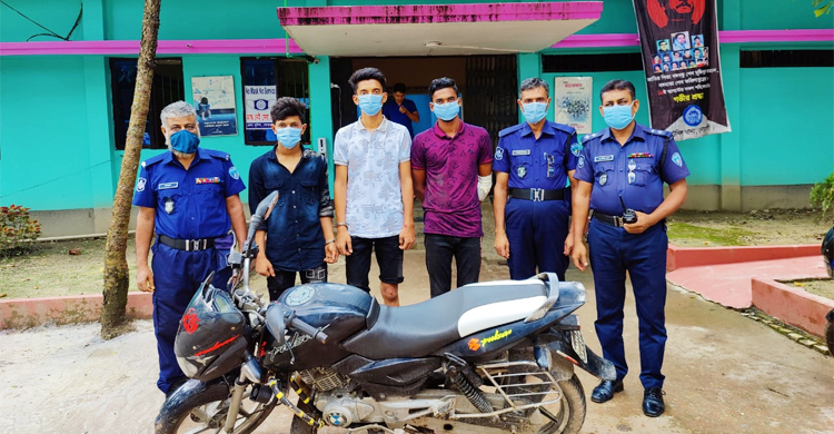 পুলিশকে ‘চোরাই’ মোটরসাইকেলের ধাক্কা, আহত ৪