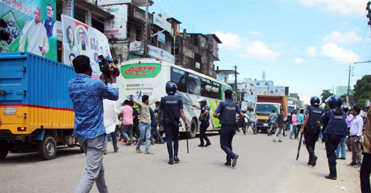 নোয়াখালীতে ১৪৪ ধারার মধ্যে মিছিল, পুলিশের লাঠিচার্জ
