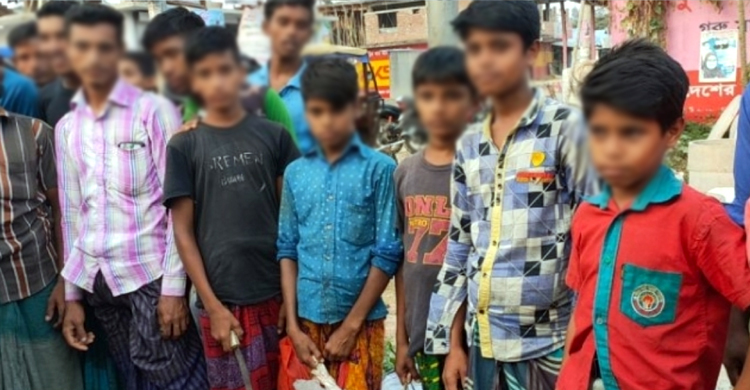 শ্রমিকের হাটে বিক্রি হচ্ছে শিশুরাও