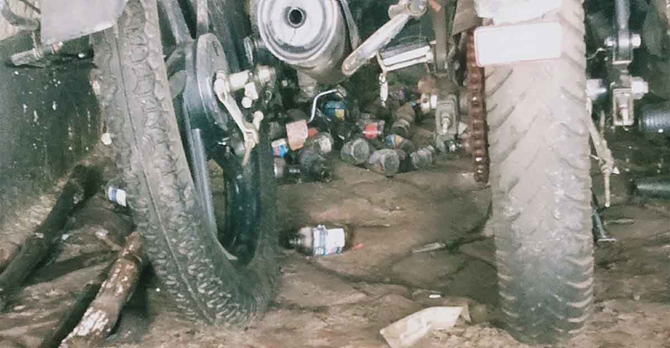 থানা গ্যারেজে ফেনসিডিলের বোতলের স্তূপ!