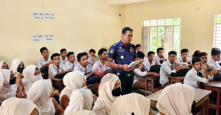 ‘প্রেমের টানে পালানোর’ ক্ষতিকর দিক বোঝাতে শ্রেণিকক্ষে পুলিশ