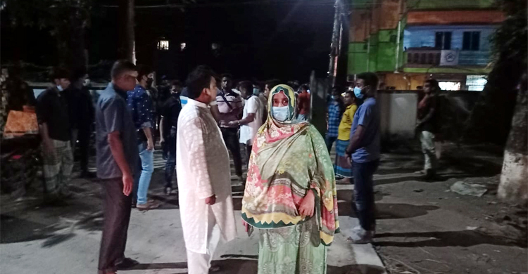 বাসায় হামলার প্রতিবাদে কাদের মির্জার বিরুদ্ধে বোনের মিছিল