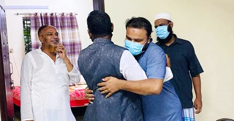 ‘শান্তির বার্তা’ নিয়ে প্রতিপক্ষের বাড়িতে গেলেন কাদের মির্জা