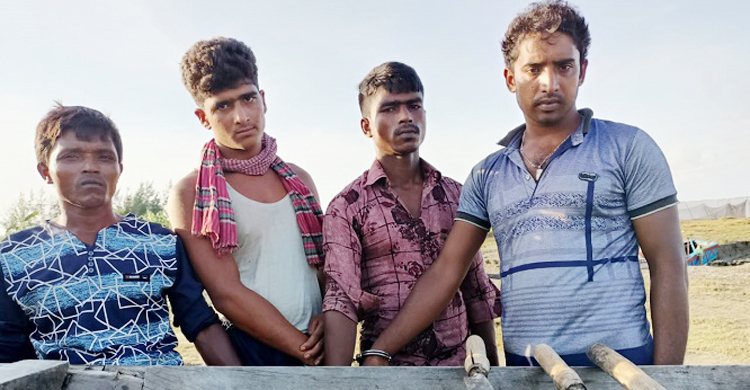 নোয়াখালীতে অস্ত্রসহ চার জলদস্যু আটক