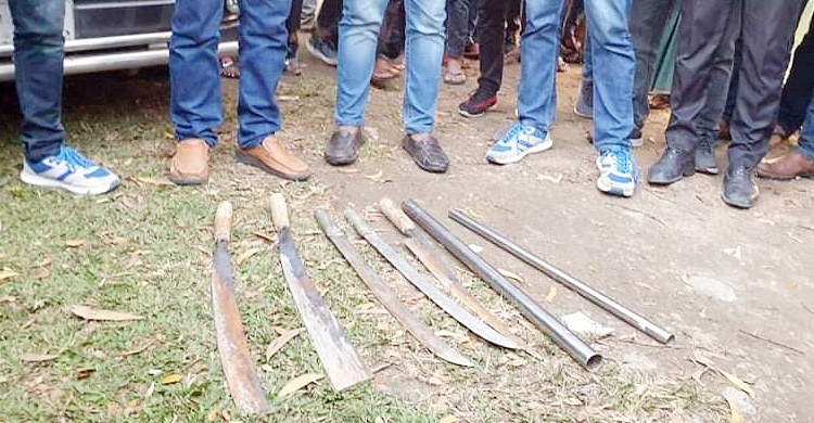 ভোটকেন্দ্রের পাশে মিললো দেশীয় অস্ত্র