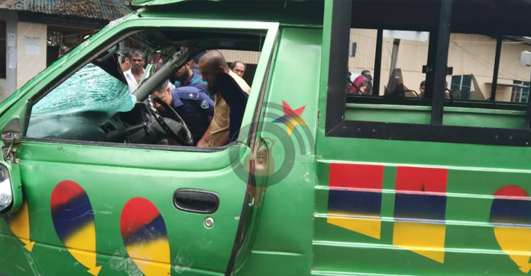 ৮ বাছুর নিয়ে পালানোর সময় গণপিটুনিতে লেগুনাচালক নিহত