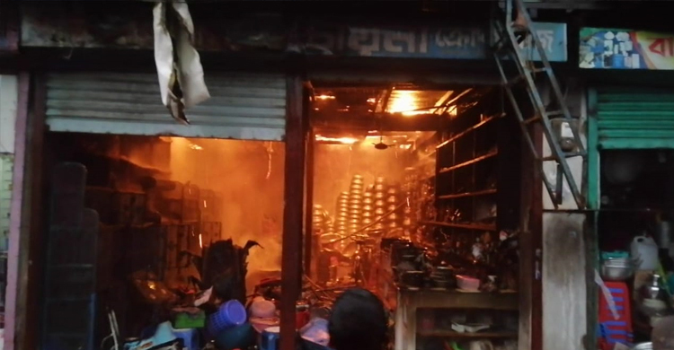 নোয়াখালীতে ভয়াবহ অগ্নিকাণ্ডে ৩০ দোকান পুড়ে ছাই