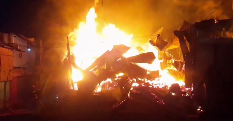 নোয়াখালীতে আগুনে পুড়লো ১৭ দোকান