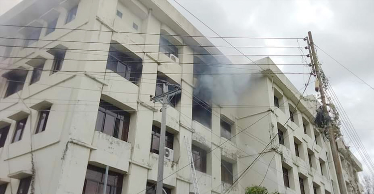 নোবিপ্রবির প্রশাসনিক ভবনে আগুনে পুড়লো দুই কক্ষের আসবাবপত্র