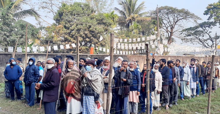কনকনে শীত উপেক্ষা করে ভোটকেন্দ্রে নোয়াখালী পৌরবাসী