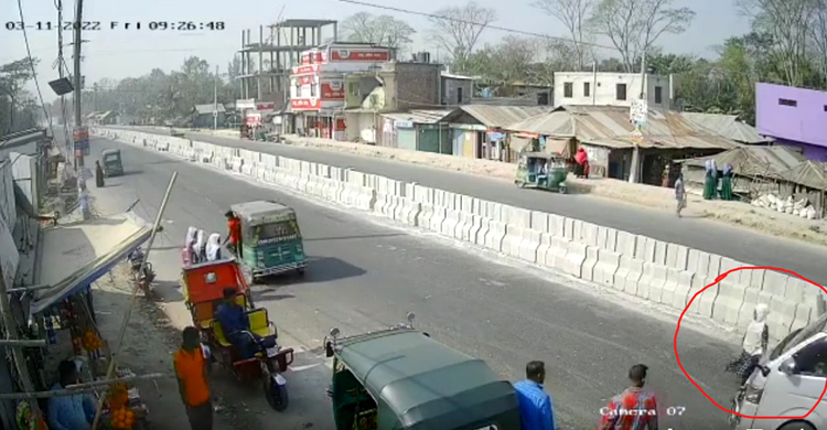 স্কুলছাত্রীকে চাপা দিয়ে পালালো মাইক্রোবাস, ভিডিও ভাইরাল