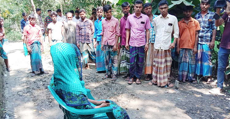 বিয়ের দাবিতে প্রেমিকার অনশন, পালিয়েছেন প্রেমিক
