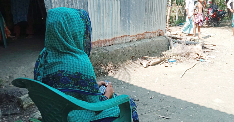 বিয়ের দাবিতে প্রেমিকার অনশন, পালিয়েছেন প্রেমিক