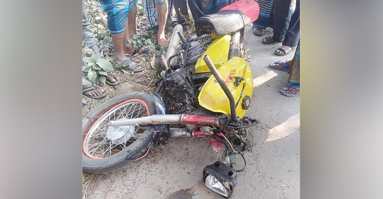 ওভারটেক করার সময় মোটরসাইকেল নিয়ে বাসের নিচে