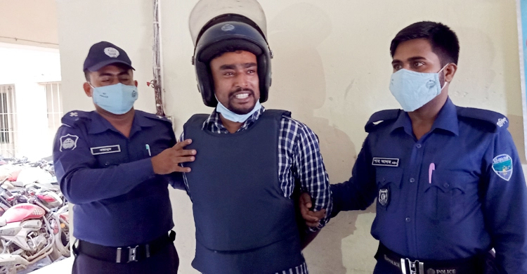 চাচিকে ধর্ষণ : সেই যুবলীগ নেতার ঘর থেকে অস্ত্র উদ্ধার