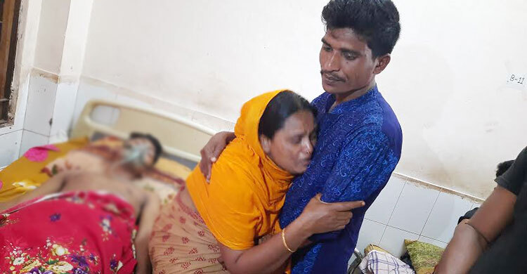 বিয়েতে কম দামি শাড়ি দেয়ায় হামলা