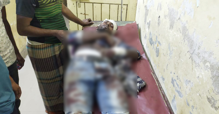 রাজমিস্ত্রিকে রাস্তায় কুপিয়ে জখম, ৯৯৯-এ ফোন পেয়ে উদ্ধার